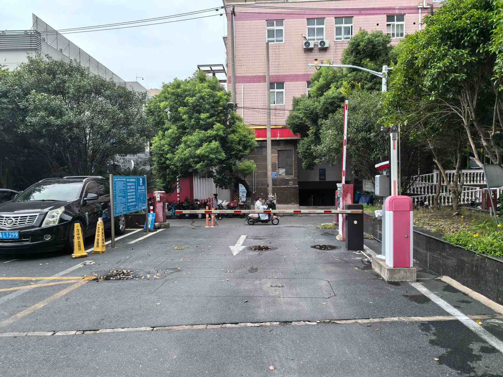 钢达车场现场图1