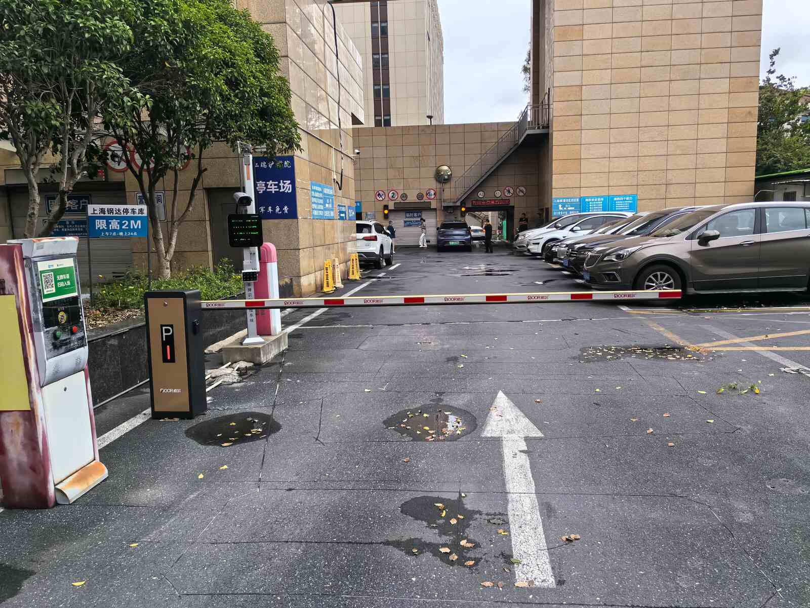 钢达车场现场图2