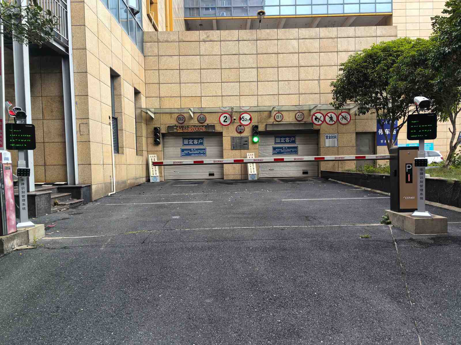 钢达车场现场图3