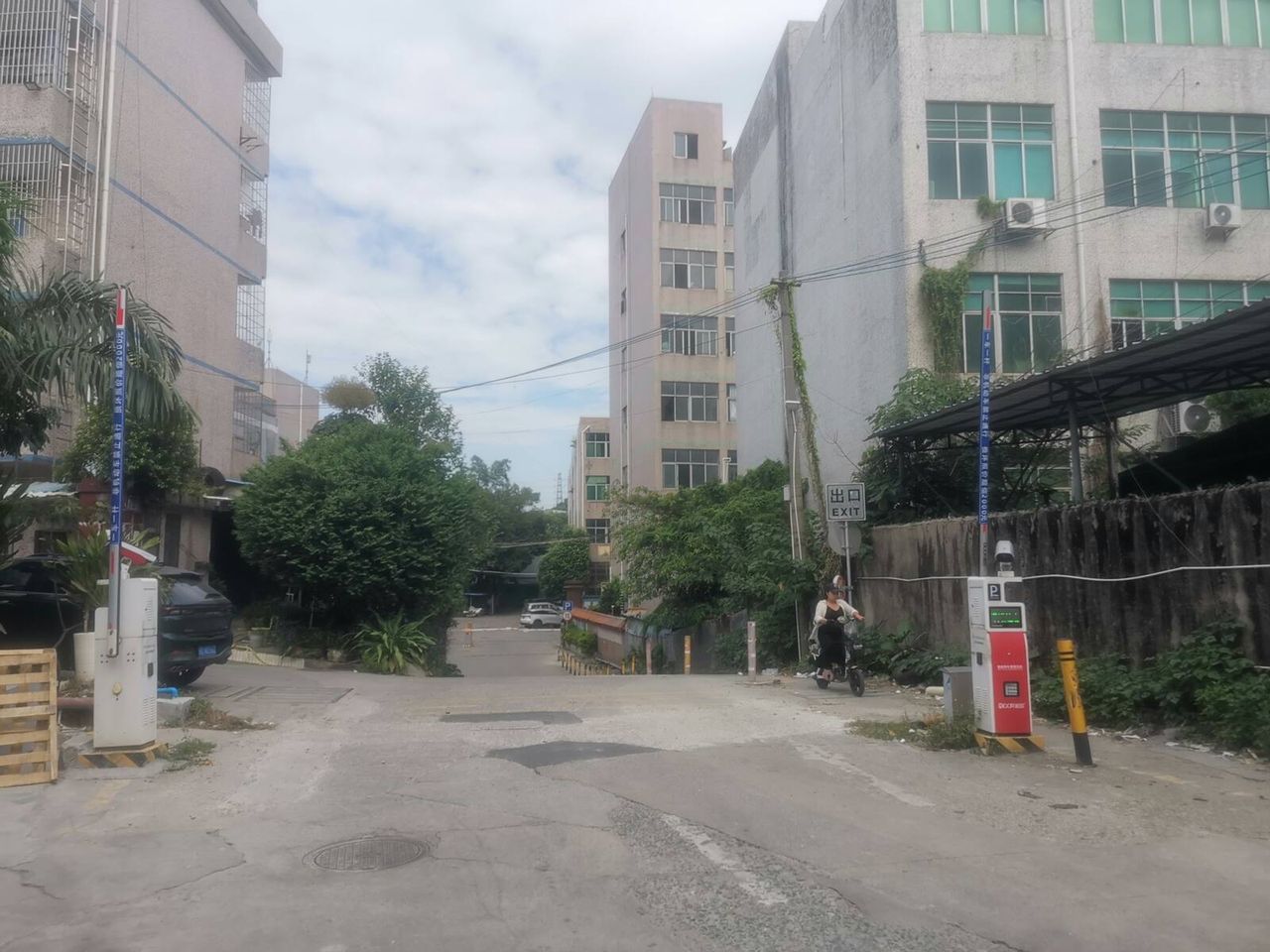 新厦工业城停车场11进11现场图1