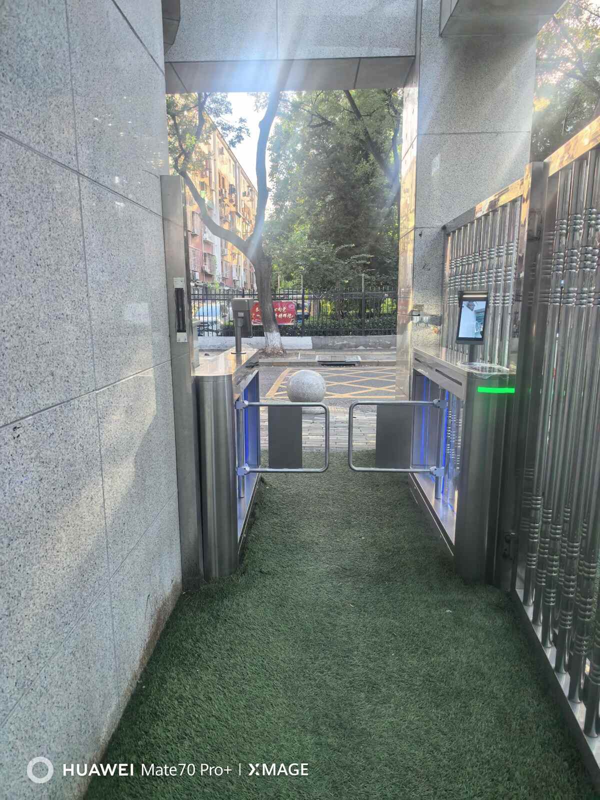 西颐小学通道闸机项目现场图1