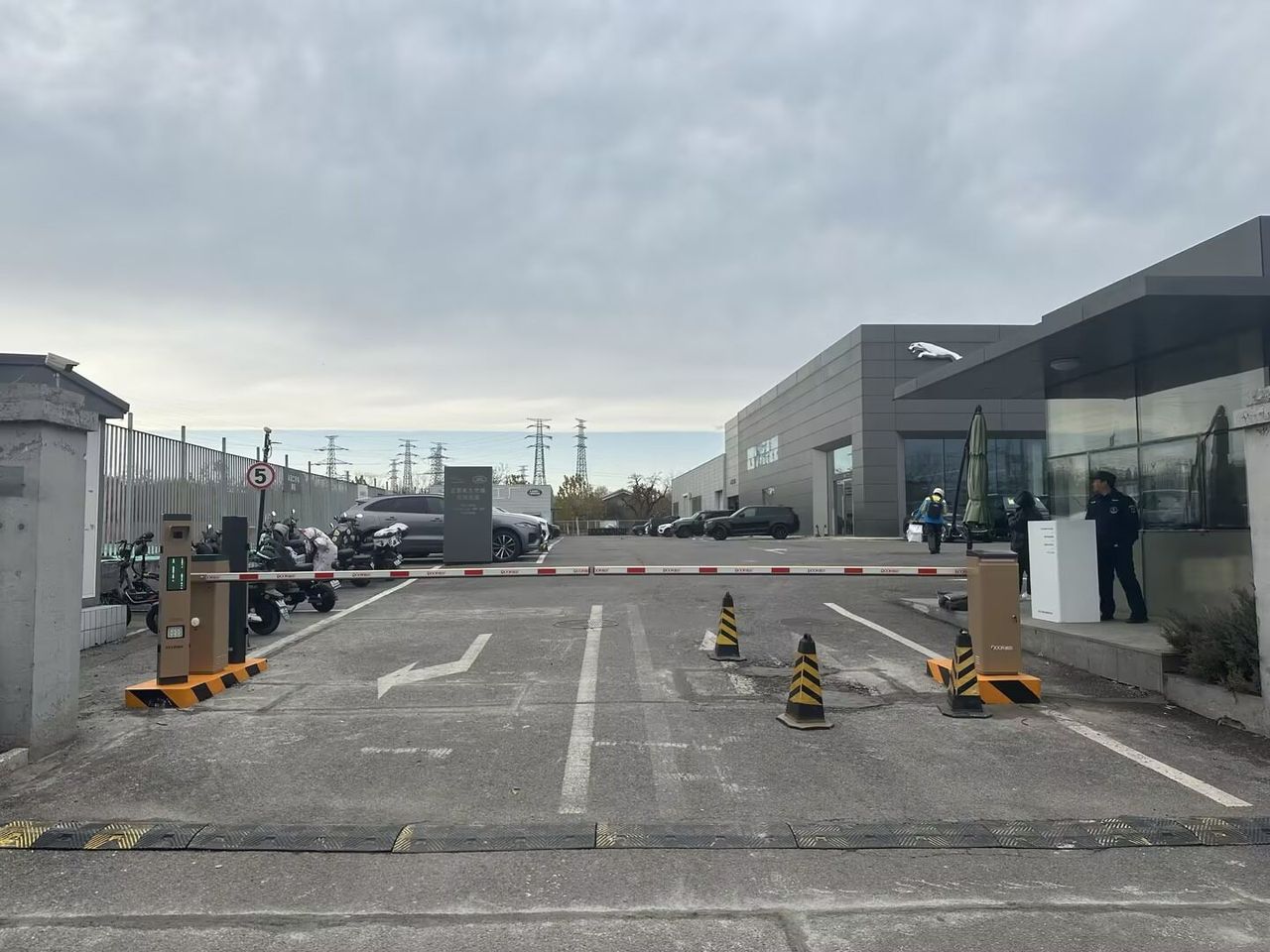 长久集团北京路虎1店现场图1