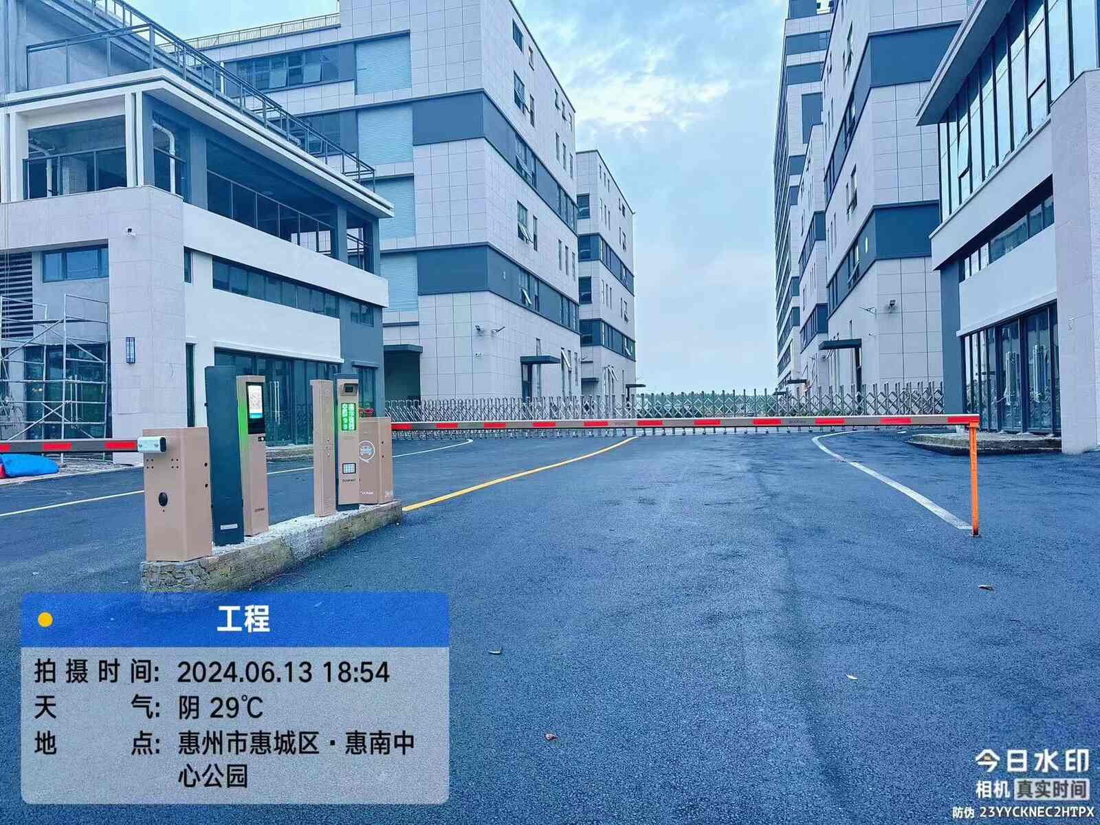 惠泰智慧创新园停车场道闸项目现场图1