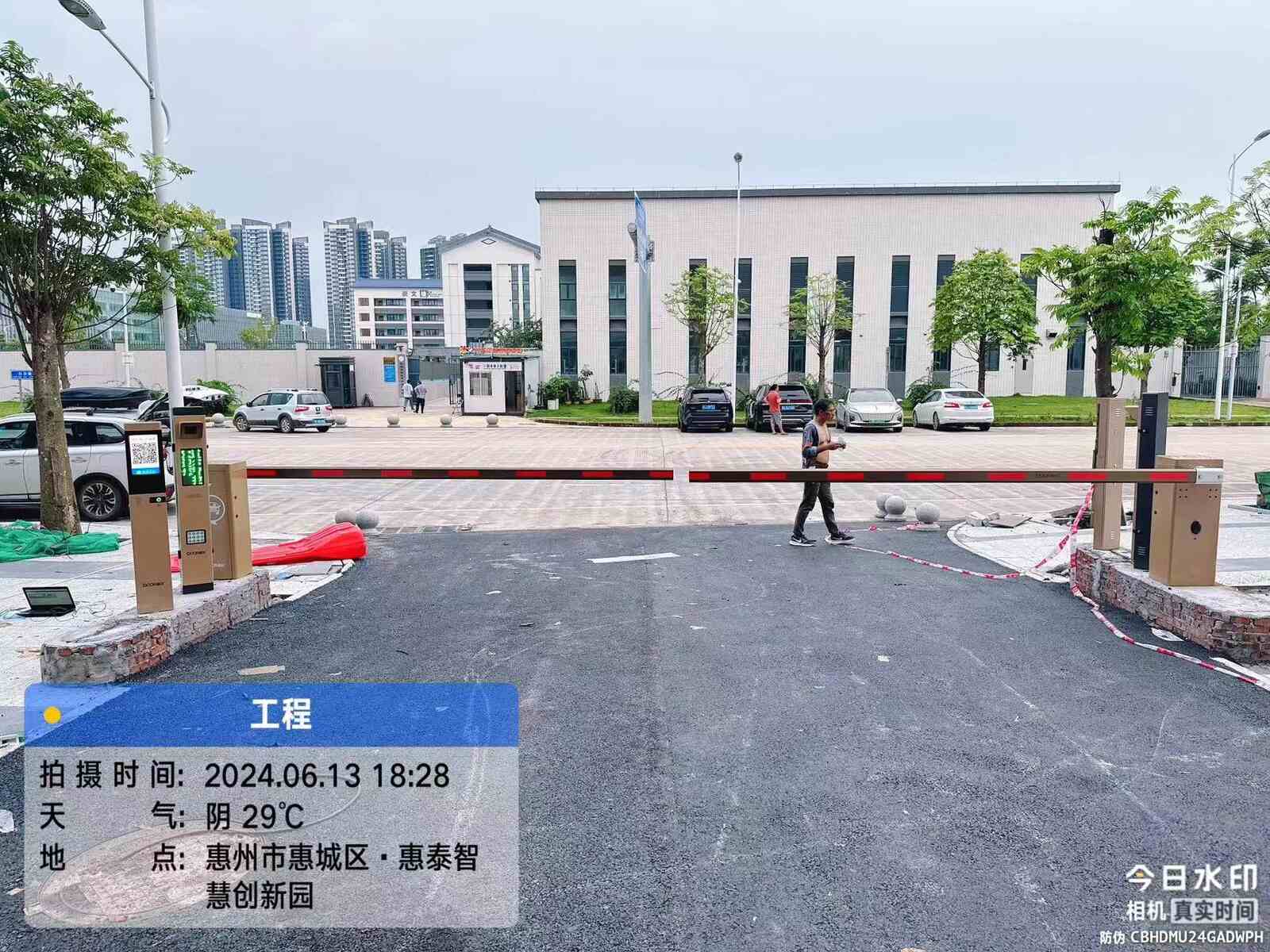 惠泰智慧创新园停车场道闸项目现场图4