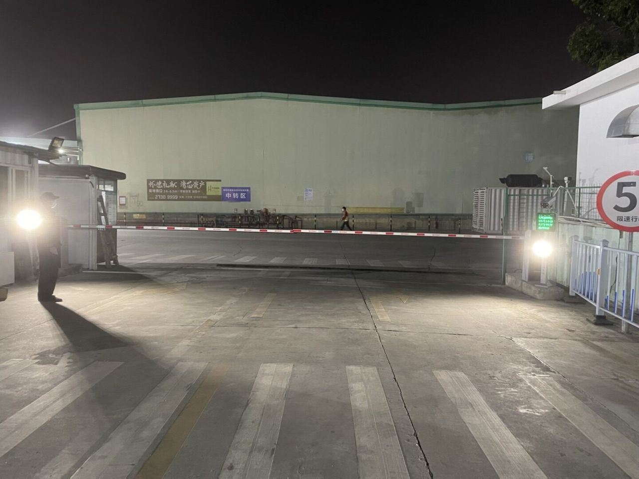 宝安顺丰中转场现场图1