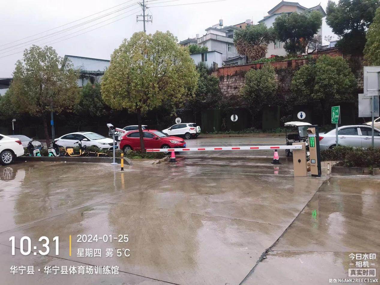 华宁县体育馆充电站现场图2