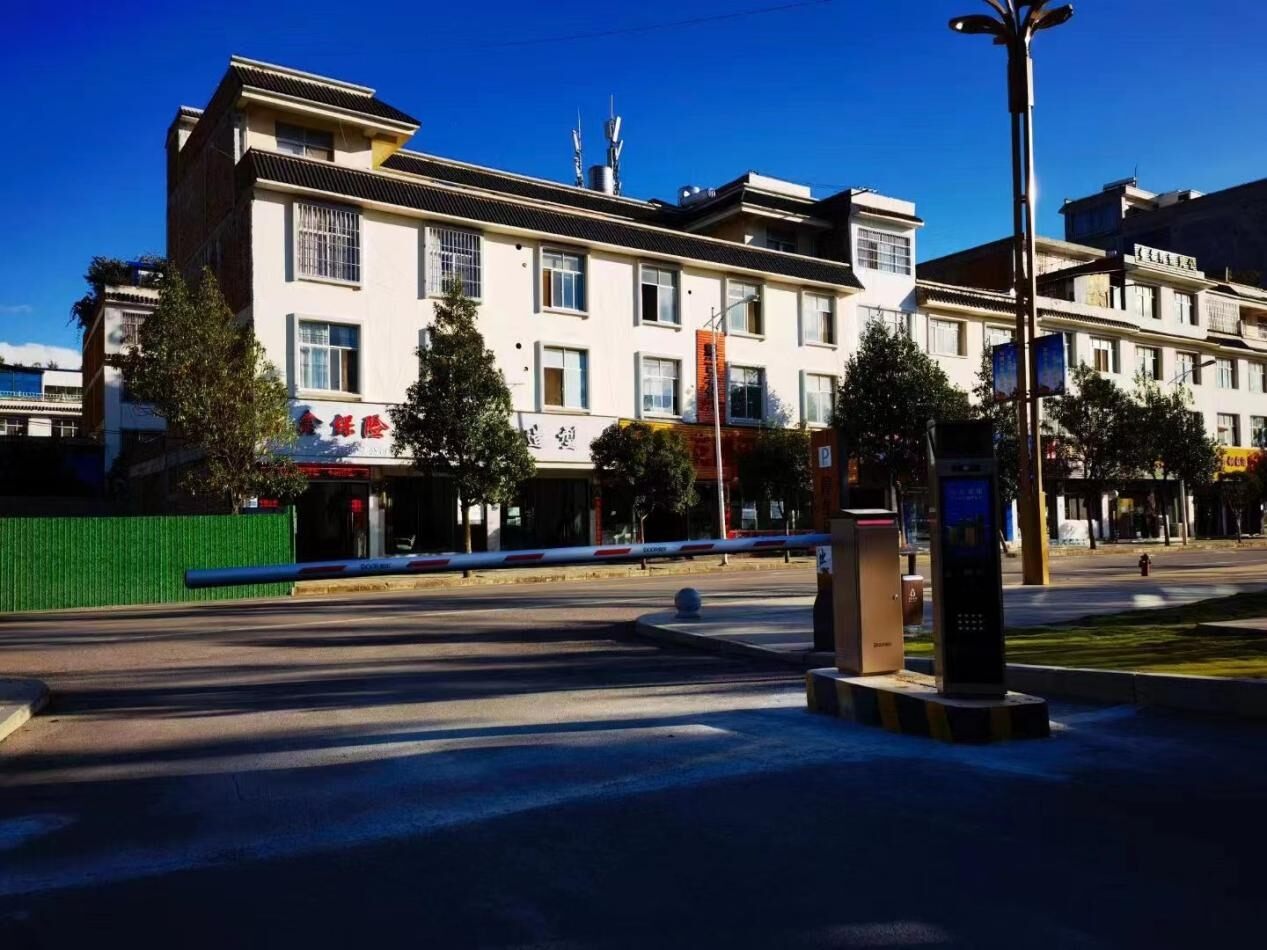 鲁甸6号街公园现场图1