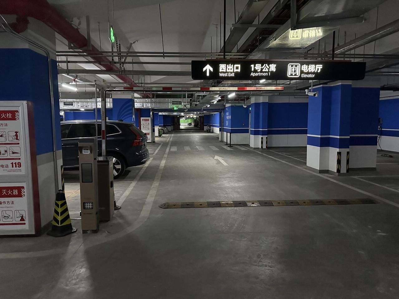 坚果国际人才社区坡道红绿灯管控系统现场图5