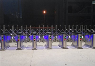 停车场收费系统未被普及化应用，使得停车乱收