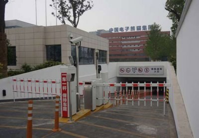 车牌识别系统智能化程度高，它都有哪些硬件设备组成呢？