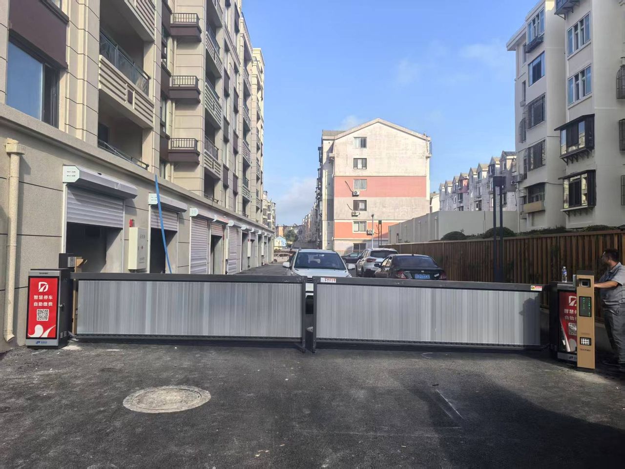 久久顺山小区停车场