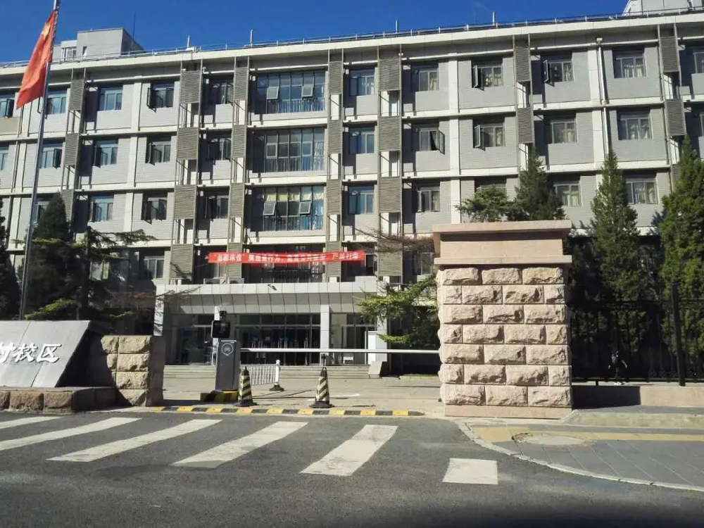 开学季高校车流高峰如何破局？智慧停车与校门通行联动解决方案