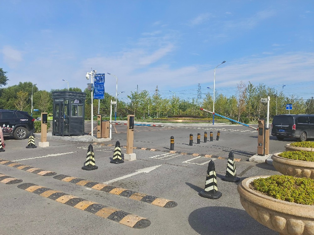 高铁站停车场车流高峰如何应对？智慧停车系统选型与部署实操指南