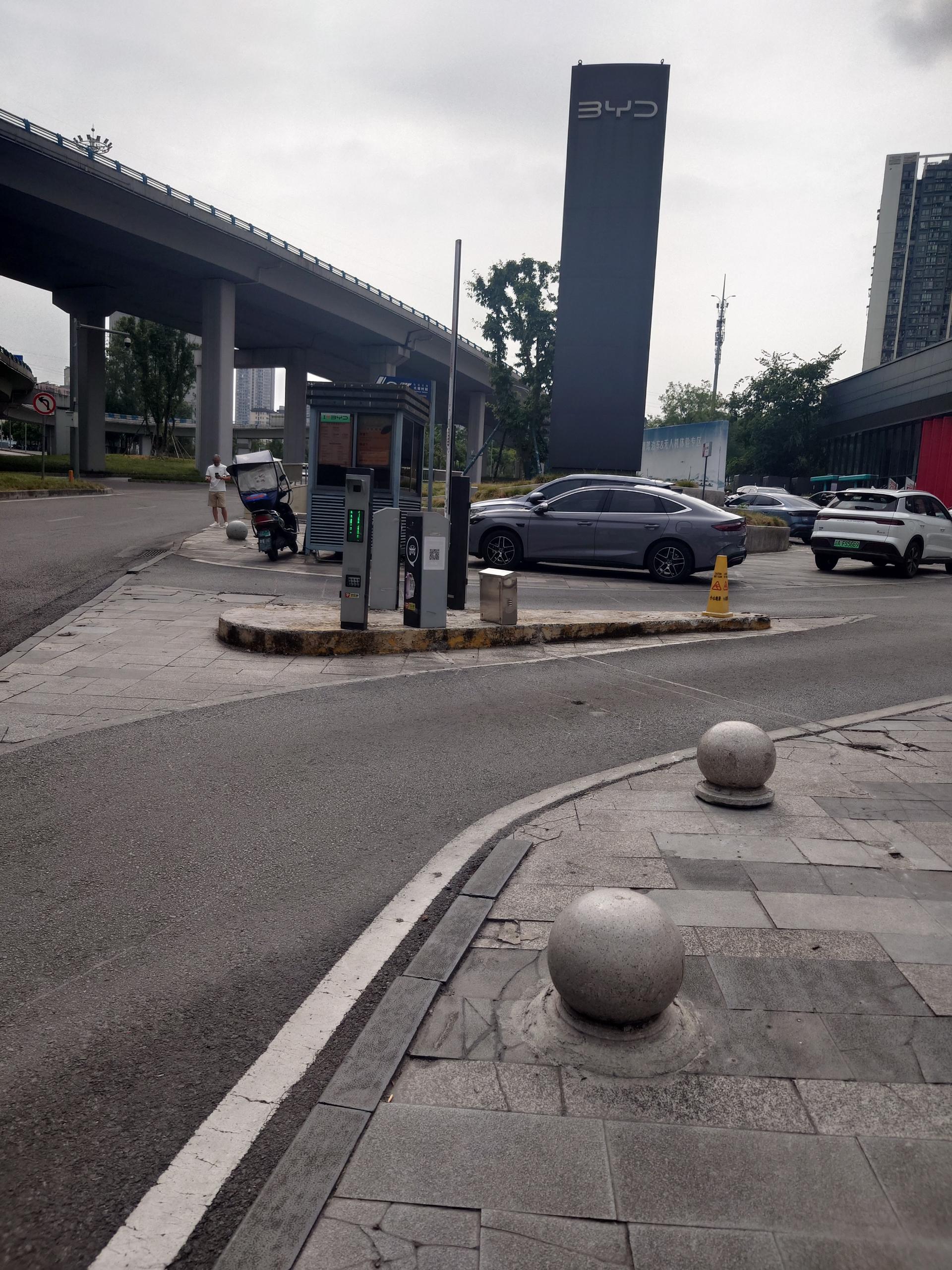 水碾立交比亚迪店全液冷超充站现场图片2