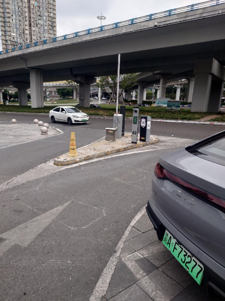 水碾立交比亚迪店全液冷超充站现场图片1