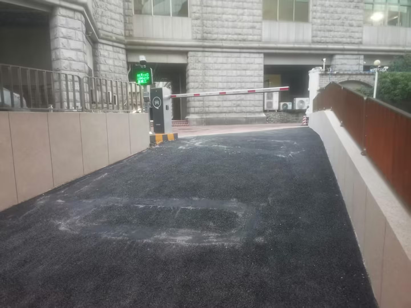 广东省财政厅东门入口车场增补项目现场图片2