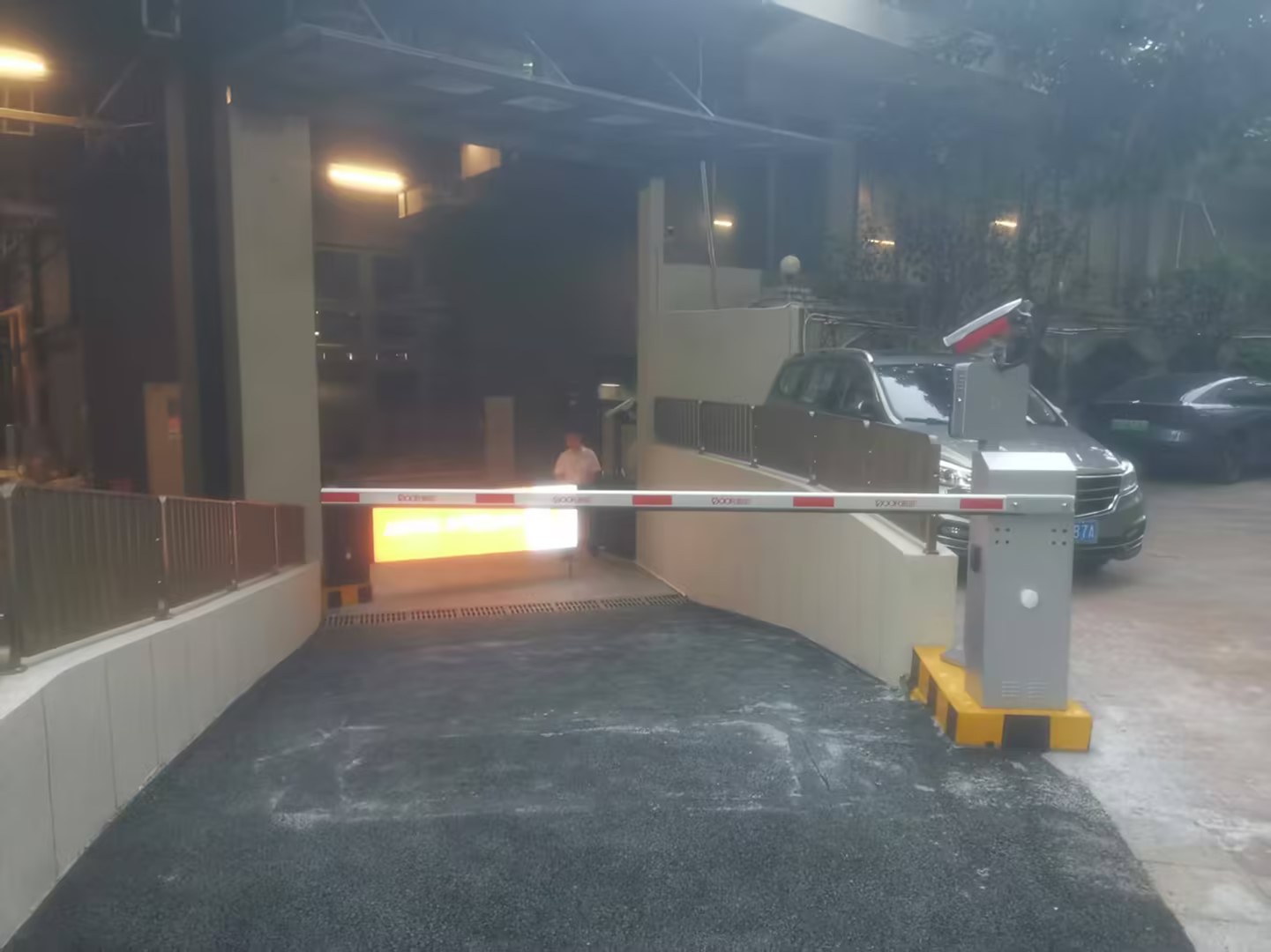 广东省财政厅东门入口车场增补项目现场图片3