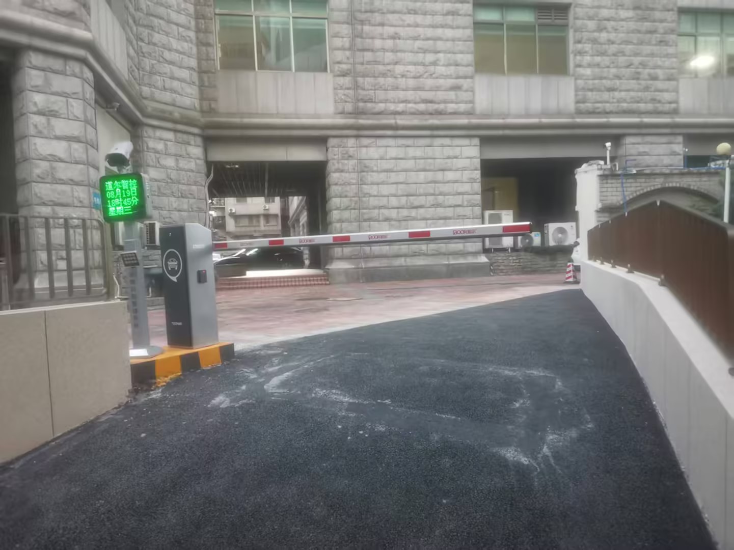广东省财政厅东门入口车场增补项目现场图片5