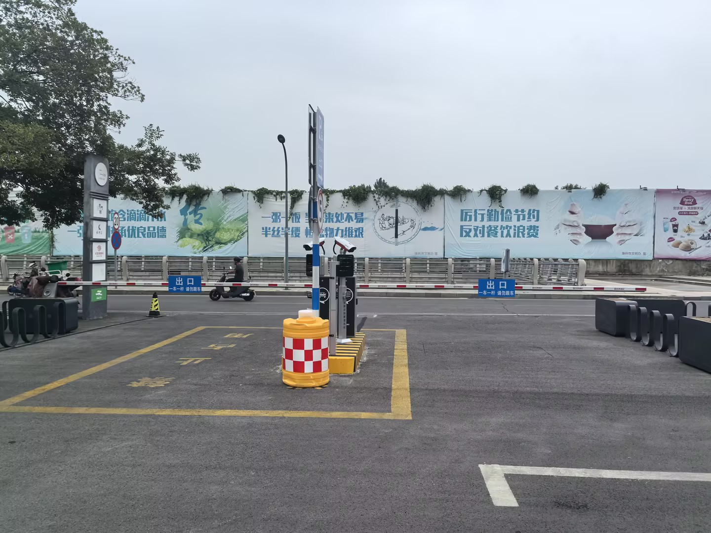 徐州滨湖新天地西街停车场现场图片2