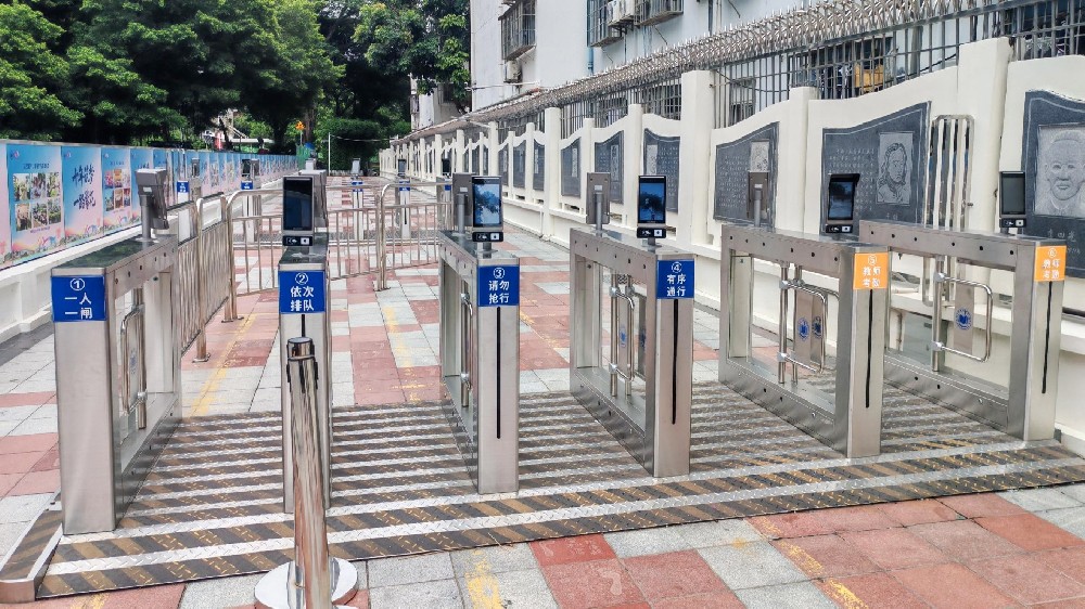 校园出入口人行闸机怎么选?摆闸、翼闸、三辊闸、全高转闸适用场景对比