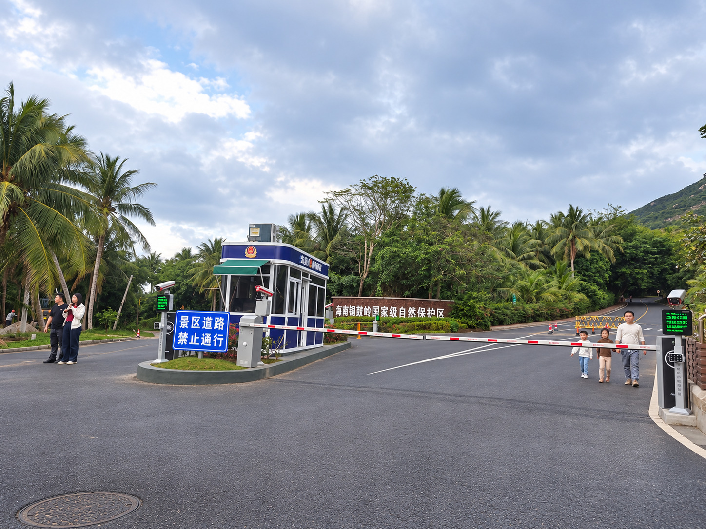 海南德贤路、铜鼓岭交通枢纽道闸停车系统项目现场图3