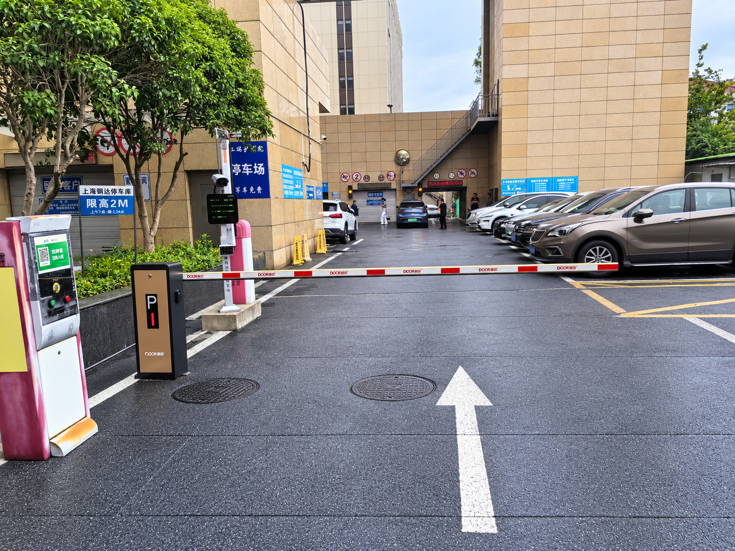 钢达车场现场图2