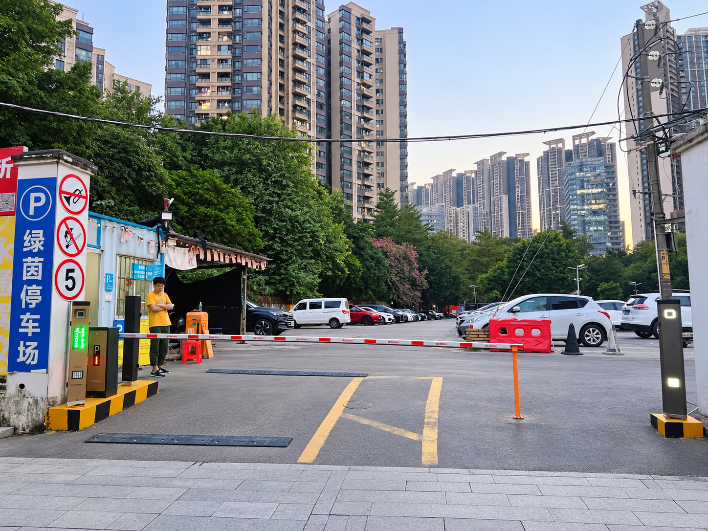 绿茵停车场