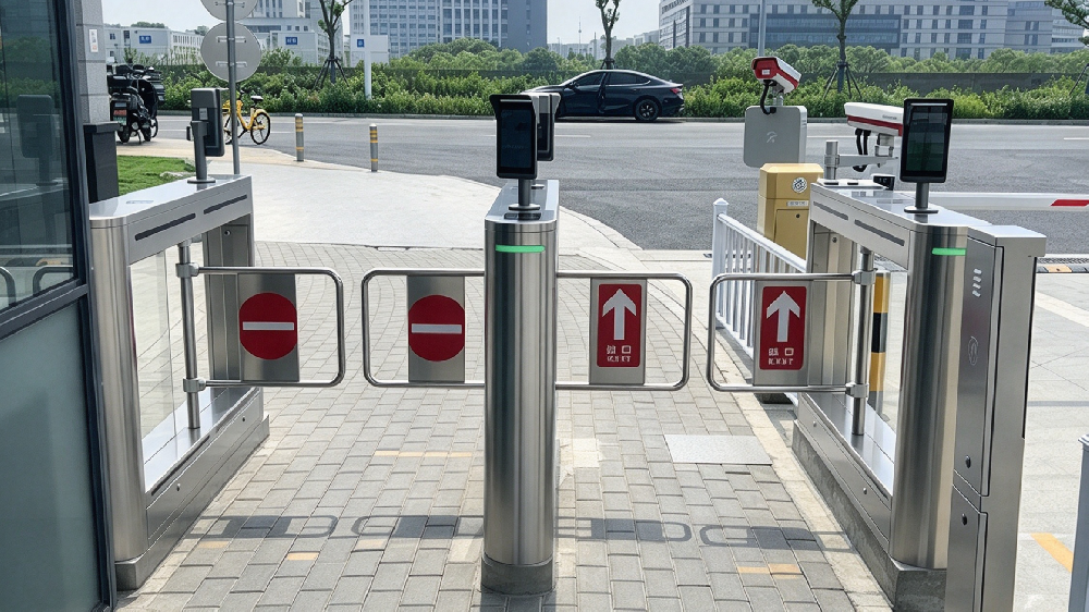 产业园区人行闸机升级:从合规到落地的选型全攻略
