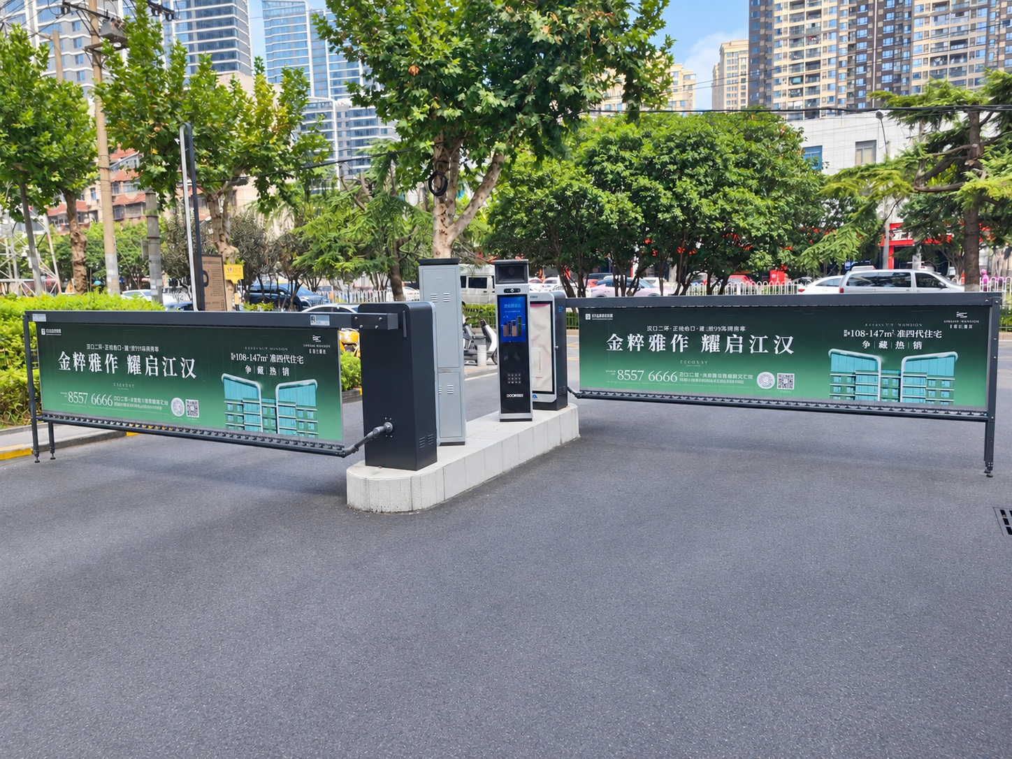 武汉金融街大厦广告道闸现场
