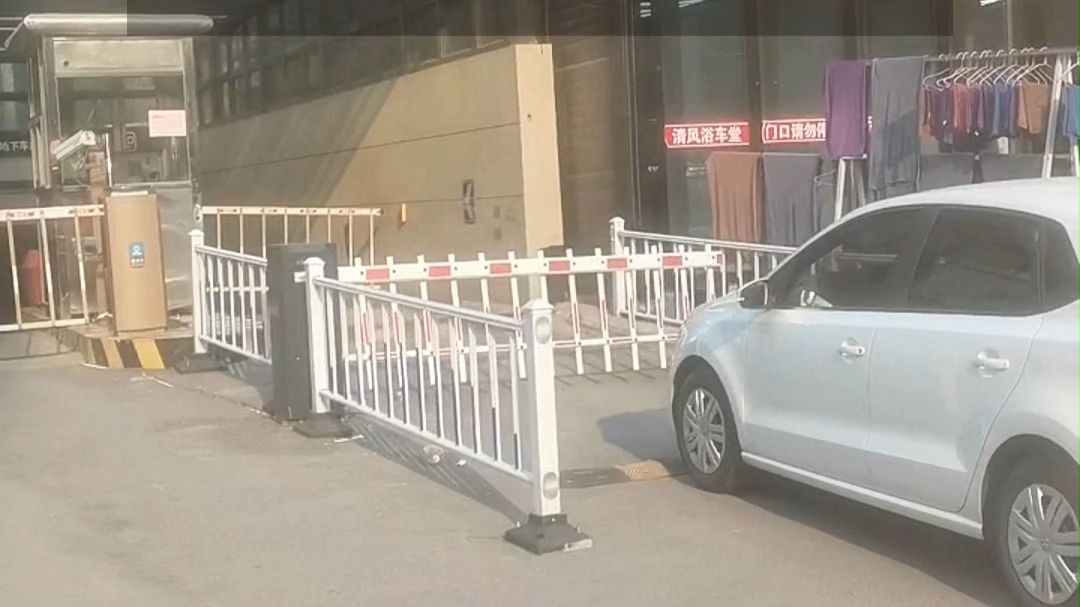 双杆联动道闸有效防止跟车逃费车辆