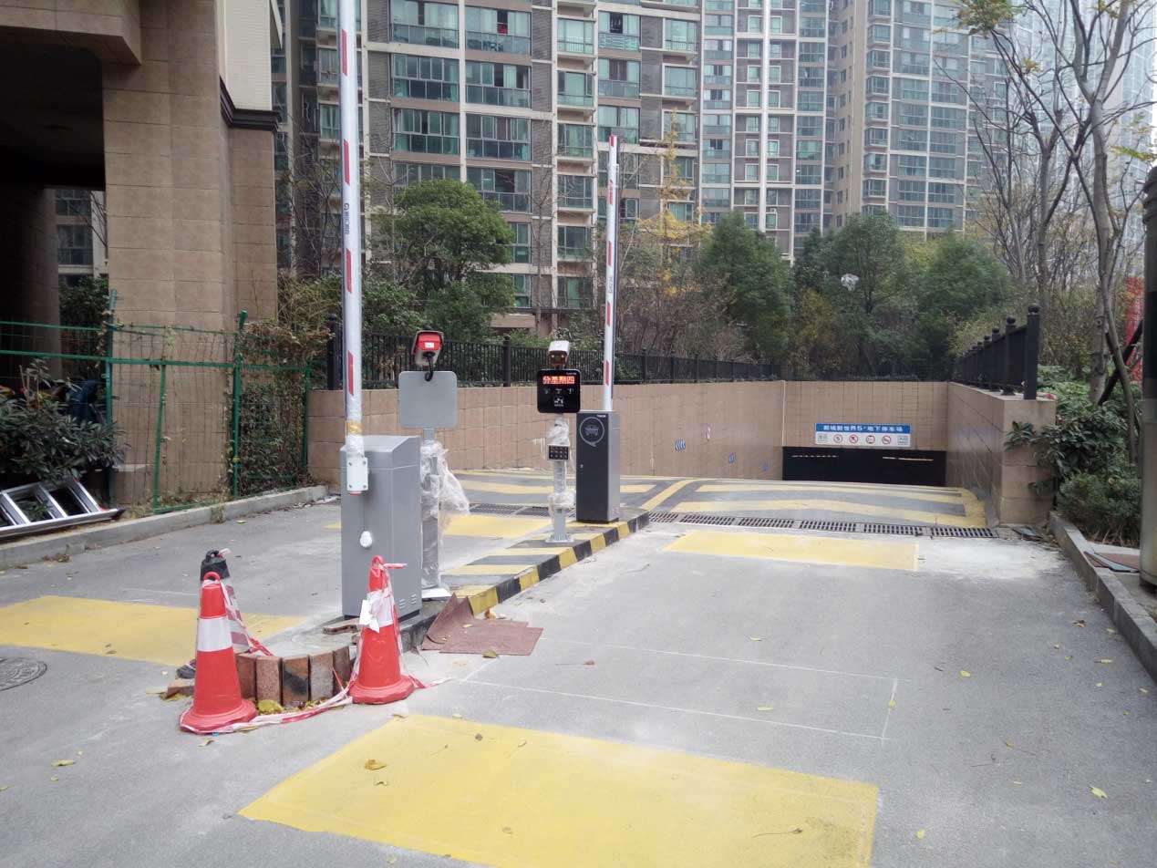 湖南长沙新城新世界简III型车牌识别道闸系统
