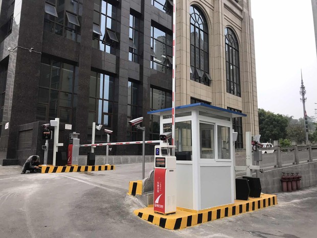 重庆市合川区教育建筑工程有限公司办公楼车牌识别停车场系统