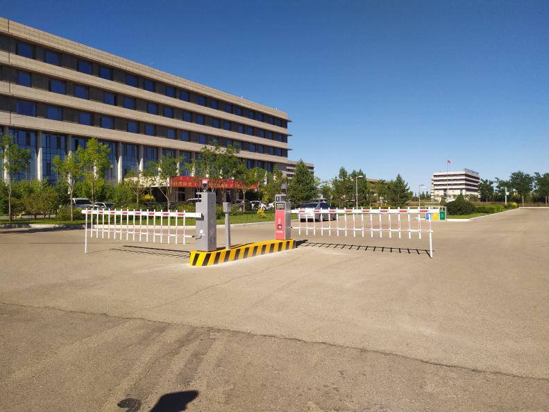 内蒙古大路新区市政府车牌识别停车场系统